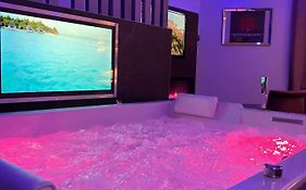 Chic & Jacuzzi